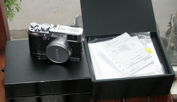 Fujifilm X100 hàng xách tay giá 32 triệu