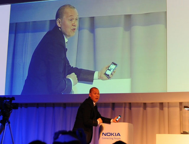 Nokia ra mắt điện thoại Windows Phone đầu tiên