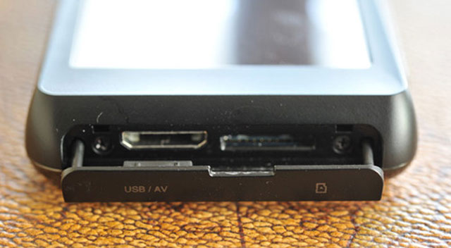 'Đập hộp' máy nghe nhạc Cowon C2