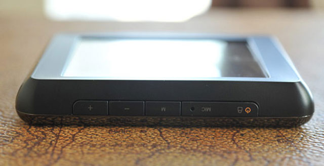 'Đập hộp' máy nghe nhạc Cowon C2