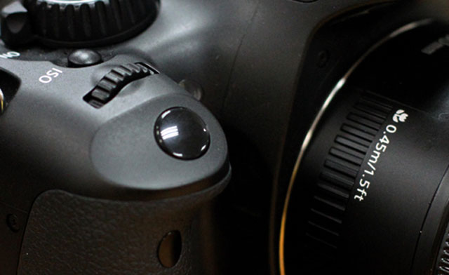 Sạc pin máy ảnh bằng cách bấm nút chụp