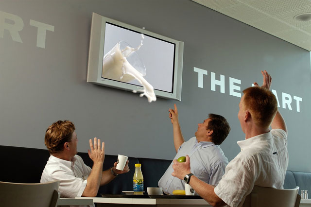 Không nên ngồi gần TV khi xem 3D