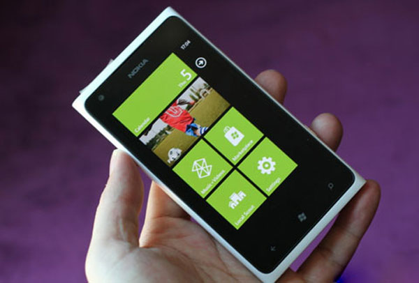 Lumia 900 chính hãng giá 12,5 triệu