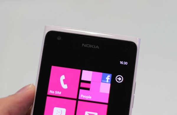 Lumia 900 chính hãng giá 12,5 triệu
