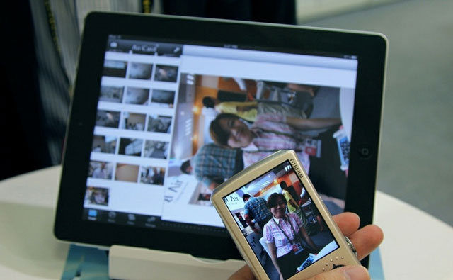 Thẻ Air Card giúp camera 'đổ' ảnh lên máy tính qua Wi-Fi