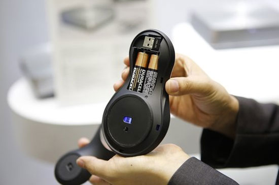 Sản phẩm sẽ được bán vào quý III năm nay. Bộ đôi máy tính và chuột thiết kế lạ của Asus