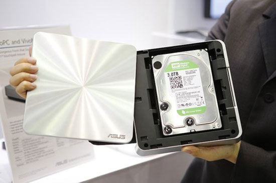 Để tăng cường bộ nhớ, người dùng chỉ cần kéo nắp máy. Bộ đôi máy tính và chuột thiết kế lạ của Asus