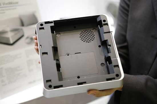 Máy sau khi đã tháo ổ cứng. Bộ đôi máy tính và chuột thiết kế lạ của Asus