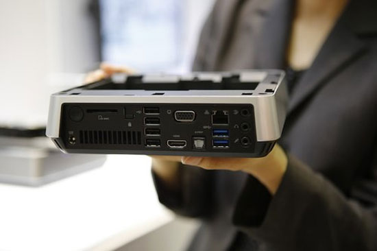 Vivo PC hỗ trợ nhiều kết nối như USB 3.0, USB 2.0 và Wi-Fi 802,11 chuẩn ac Bộ đôi máy tính và chuột thiết kế lạ của Asus