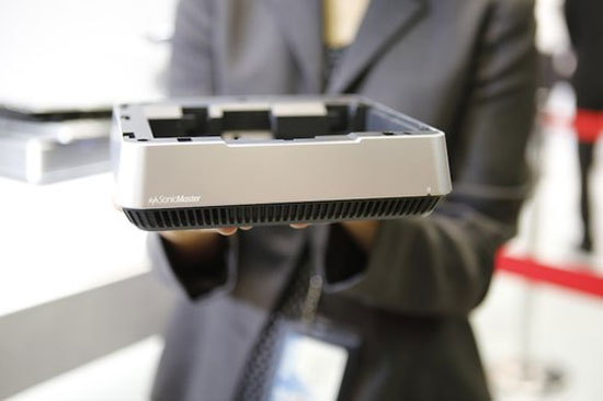 Vivo PC hỗ trợ công nghệ âm thanh SonicMaster. Bộ đôi máy tính và chuột thiết kế lạ của Asus