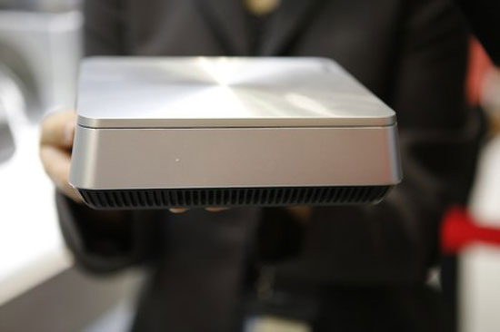 Sản phẩm khi đã lắp hoàn chỉnh. Bộ đôi máy tính và chuột thiết kế lạ của Asus