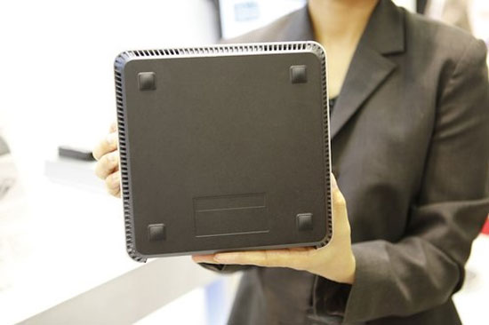 Mặt dưới của sản phẩm. Bộ đôi máy tính và chuột thiết kế lạ của Asus