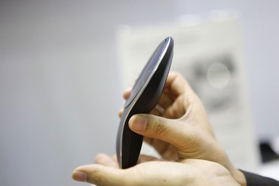 Kích thước của mẫu chuột này là 135x78x25,5 cm. Bộ đôi máy tính và chuột thiết kế lạ của Asus