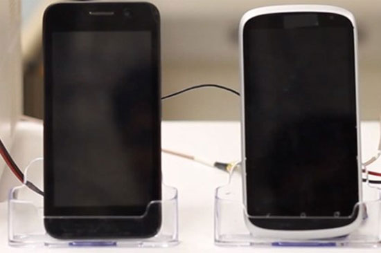 Smartphone dùng chip bốn lõi (trái) và điện thoại dùng chip lõi kép của Qualcomm (phải). Qualcomm "khoe" khả năng tiết kiệm pin của chip di động