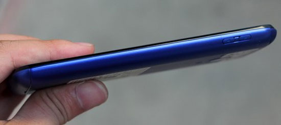 Phím âm lượng khá nhỏ nằm sát phía đỉnh và trên cạnh phải. Smartphone Full HD chống nước kiểu mới của Sharp