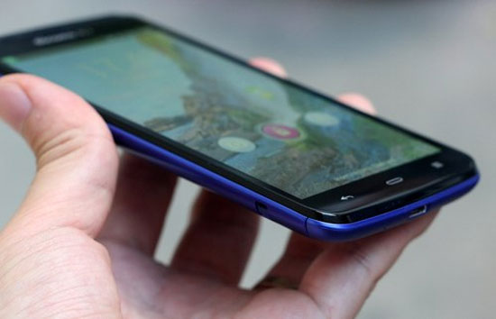 Sharp SH-06E có đường viền được bo tròn, kiểu dáng nguyên khối và không tháo được nắp lưng để thay pin. Smartphone Full HD chống nước kiểu mới của Sharp