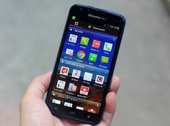 Máy chạy Android 4.2.2 với giao diện đặc trưng của smartphone Sharp "nội địa". Smartphone Full HD chống nước kiểu mới của Sharp