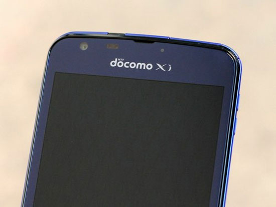 Máy có thiết kế đơn giản, các góc hơi bo tròn. Mặt trước có camera 2 megapixel. Smartphone Full HD chống nước kiểu mới của Sharp