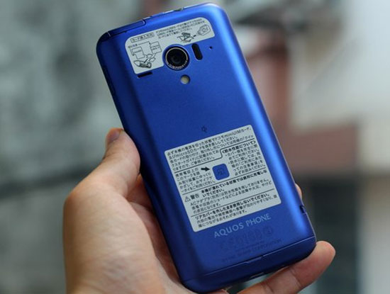 Giống như nhiều điện thoại Nhật khác, Sharp SH-06E có khả năng chống nước và có thể ngâm ở độ sâu 1 mét trong vòng 30 phút. Smartphone Full HD chống nước kiểu mới của Sharp