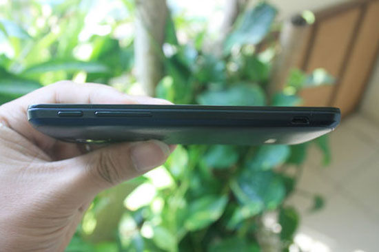 Tất cả các phím cơ đều bố trí ở cạnh trái. Đánh giá "tân binh" smartphone Huawei Ascend