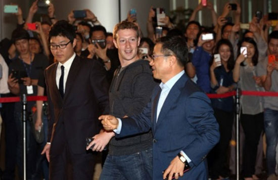 CEO Facebook (trái) được Chủ tịch bán hàng và tiếp thị mảng di động tại Samsung Electronics đón tiếp Samsung sẽ giúp Facebook sản xuất smartphone