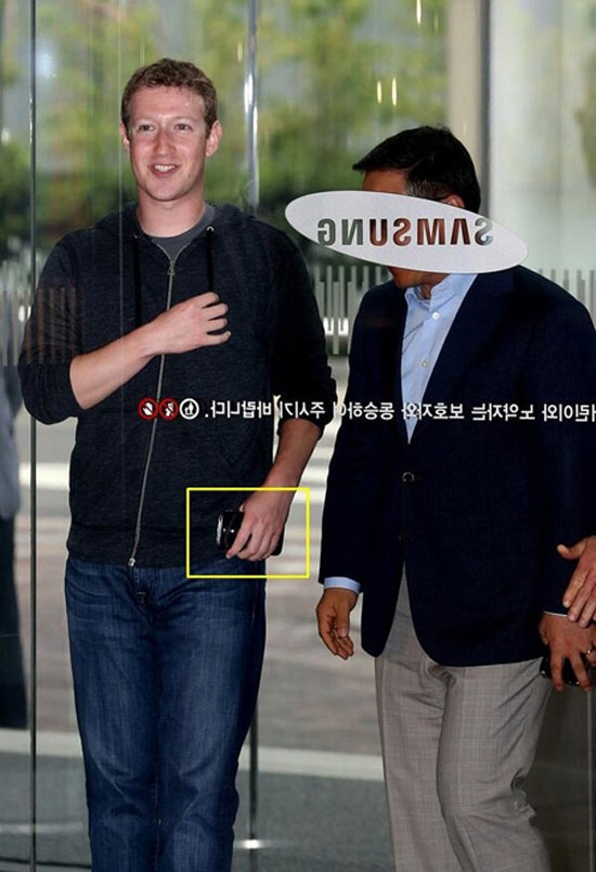 Zuckerberg đang cầm trên tay mẫu smartphone Galaxy S4 mới nhất của hãng điện tử Hàn Quốc Samsung sẽ giúp Facebook sản xuất smartphone