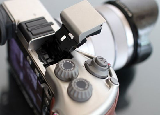 Một viên ngọc ruby khác được gắn gần nút chụp. Máy ảnh "mặt trăng" của Hasselblad giá 156 triệu đồng