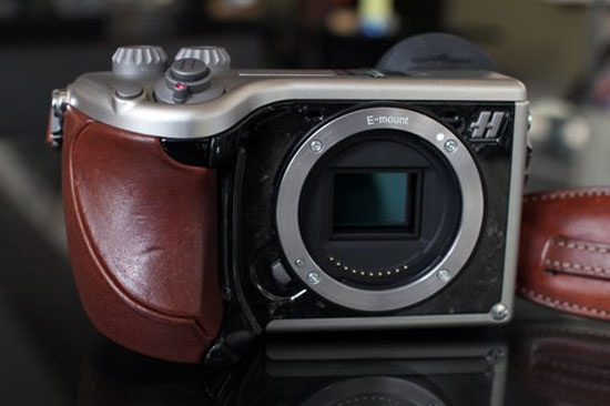 Lunar có giá khoảng 156 triệu đồng ở Việt Nam. Máy ảnh "mặt trăng" của Hasselblad giá 156 triệu đồng