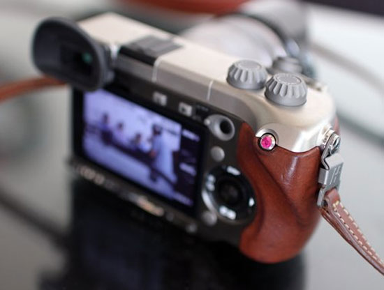 Ngọc ruby gắn trên phím quay phim. Máy ảnh "mặt trăng" của Hasselblad giá 156 triệu đồng