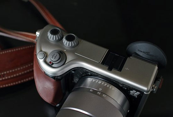 Lớp kim loại màu xám sáng cho cảm giác chắc chắn và sang trọng. Máy ảnh "mặt trăng" của Hasselblad giá 156 triệu đồng