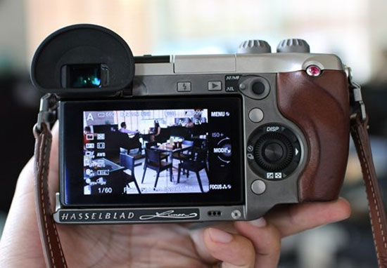 Màn hình OLED TrueFinder. Máy ảnh "mặt trăng" của Hasselblad giá 156 triệu đồng