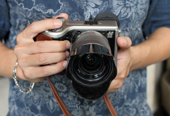 Cầm trên tay rất chắc chắn. Máy ảnh "mặt trăng" của Hasselblad giá 156 triệu đồng