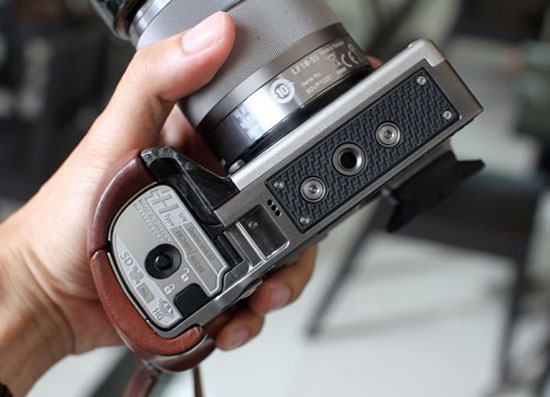Mặt dưới của thiết bị. Máy ảnh "mặt trăng" của Hasselblad giá 156 triệu đồng