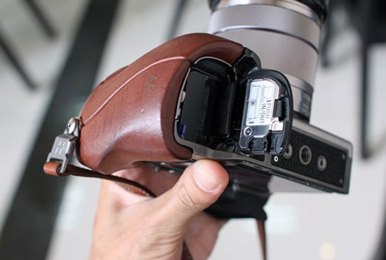 Máy sử dụng thẻ nhớ SD. Máy ảnh "mặt trăng" của Hasselblad giá 156 triệu đồng