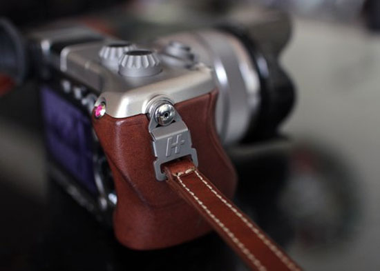 Chữ H ghi trên đai dây da... Máy ảnh "mặt trăng" của Hasselblad giá 156 triệu đồng