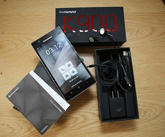 Máy bán kèm theo sách hướng dẫn, tai nghe, cáp kết nối và cục sạc. Lenovo K900 phablet màn hình FullHD xuất hiện tại Việt Nam