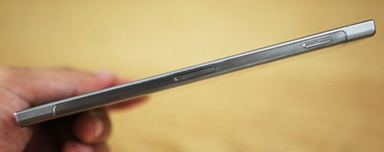 Nút nguồn và khe cắm sim ở cạnh phải máy. Lenovo K900 phablet màn hình FullHD xuất hiện tại Việt Nam