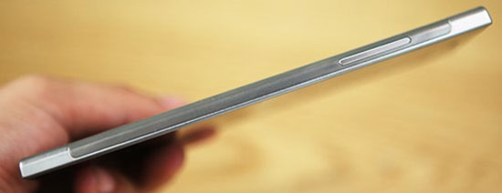 Cạnh trái có nút tăng giảm âm lượng. Lenovo K900 phablet màn hình FullHD xuất hiện tại Việt Nam