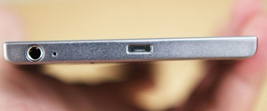 Jack cắm tai nghe, micro và cổng sạc kiêm kết nối USB đều được bố trí ở phía dưới đế máy. Lenovo K900 phablet màn hình FullHD xuất hiện tại Việt Nam