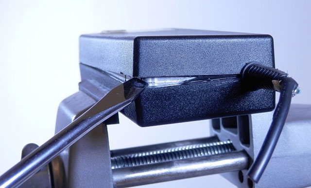 Kinh nghiệm xử lý bộ sạc laptop bị đứt dây trong