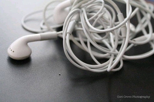 Giải mã nguyên nhân khiến tai nghe... tự rối