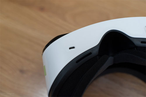 Trên tay Samsung GearVR cho Galaxy S6/S6 Edge Cổng microUSB dưới đáy để sạc