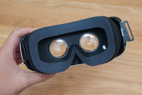 Trên tay Samsung GearVR cho Galaxy S6/S6 Edge Phần đệm trên GearVR khá dày và thoải mái khi đeo