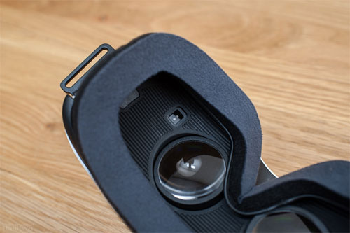 Trên tay Samsung GearVR cho Galaxy S6/S6 Edge Cảm biến kiểm tra xem có ai đeo kính không, không đeo sẽ tắt màn hình để tiết kiệm pin