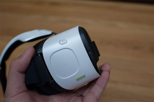 Trên tay Samsung GearVR cho Galaxy S6/S6 Edge Cạnh phải với touchpad và nút back