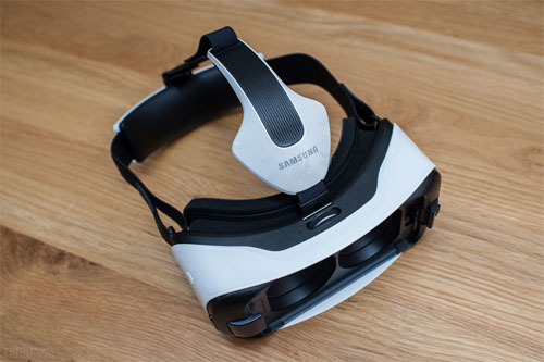 Trên tay Samsung GearVR cho Galaxy S6/S6 Edge Logo Samsung trên GearVR