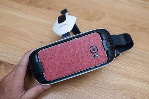 Trên tay Samsung GearVR cho Galaxy S6/S6 Edge Nơi gắn smartphone trên GearVR