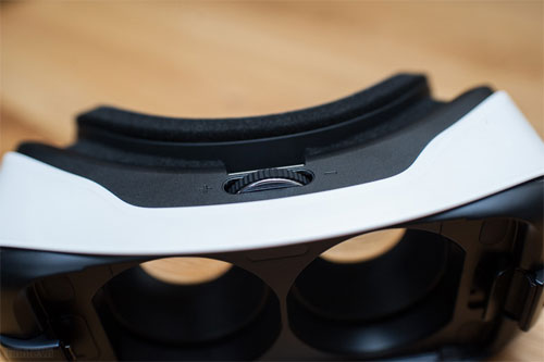 Trên tay Samsung GearVR cho Galaxy S6/S6 Edge Phía trên nút nút xoay thay đổi thấu kính xa hay gần