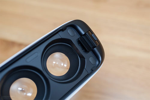 Trên tay Samsung GearVR cho Galaxy S6/S6 Edge Từ bên ngoài, một bên là ngàm giữ