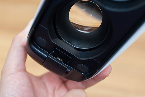 Trên tay Samsung GearVR cho Galaxy S6/S6 Edge Bên còn lại là cổng microUSB, cổng này không đóng vai trò sạc mà nó chỉ cấp điện để điện thoại đỡ hao pin
